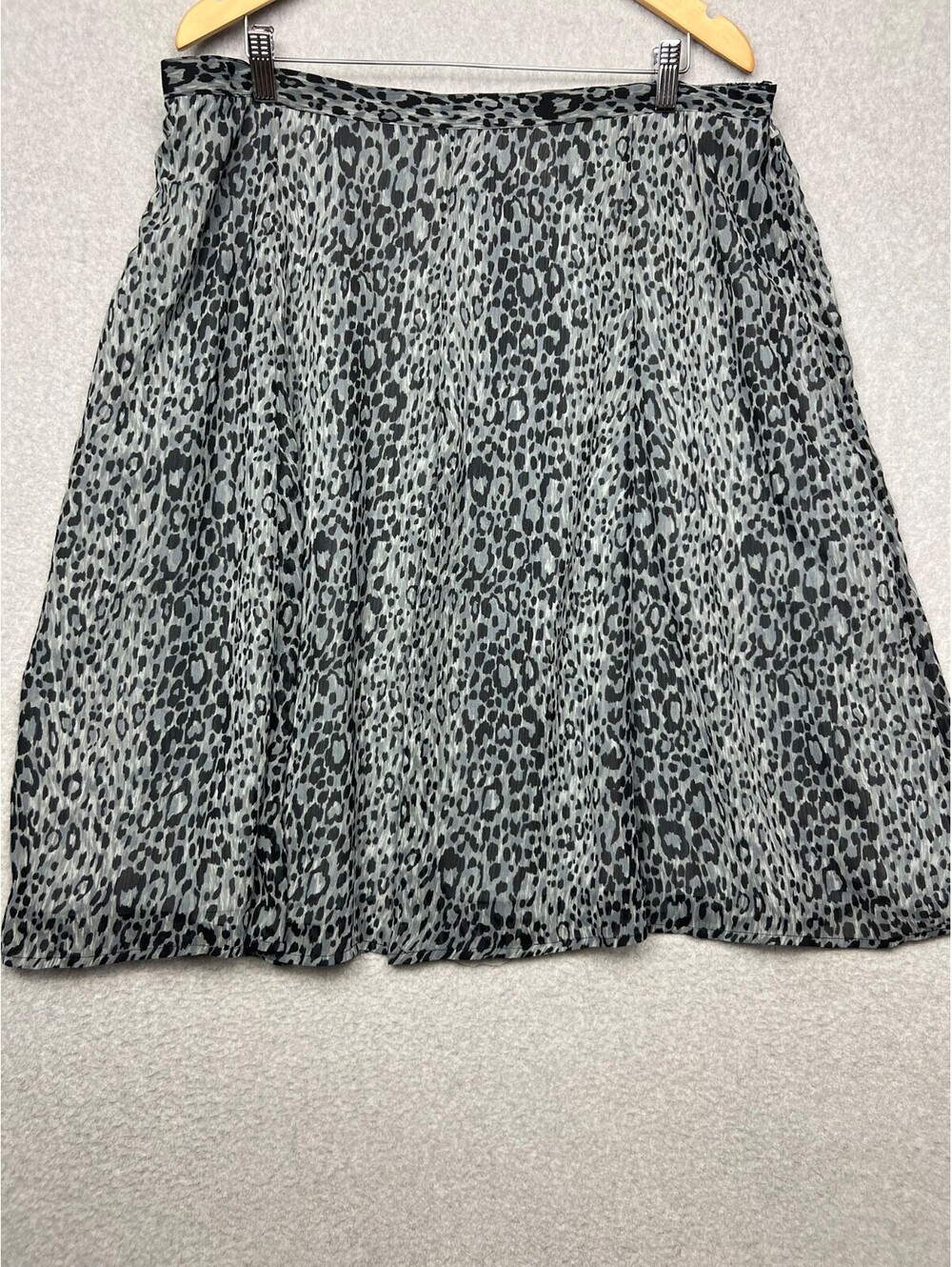 Jaclyn Smith Plus Size 1X Knee Length Skirt Gray Black Leopard Print Chiffon